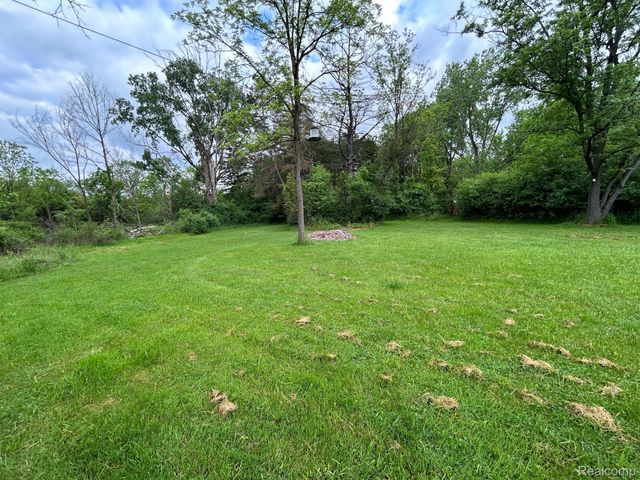 2356 S DYE Road, Flint Twp, MI 48532