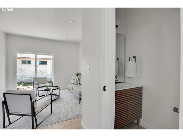 14846 Ne Couch St 8, Portland, OR 97230