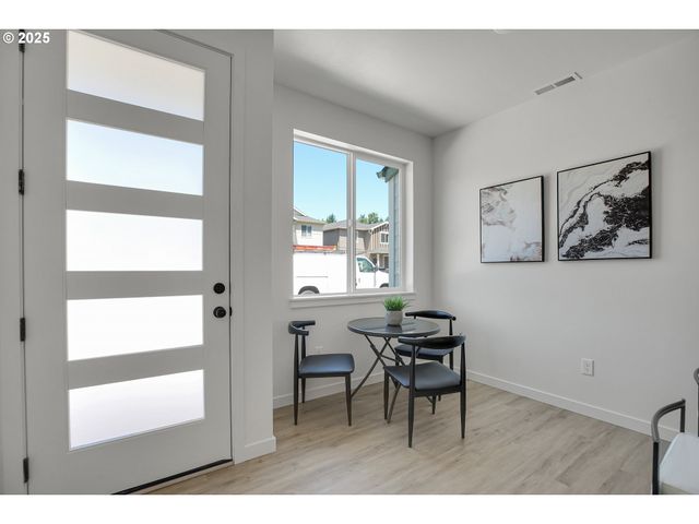 14846 Ne Couch St 8, Portland, OR 97230