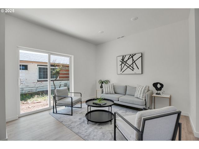 14846 Ne Couch St 8, Portland, OR 97230