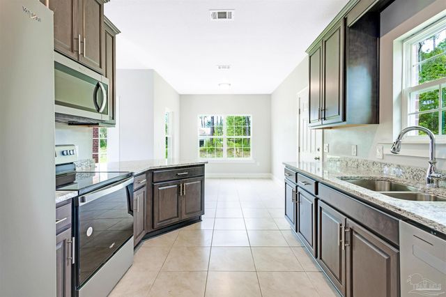 9276 Sunset Dr, Navarre, FL 32566