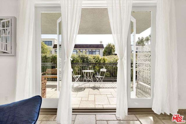 11952 Montana Avenue 303, Los Angeles, CA 90049