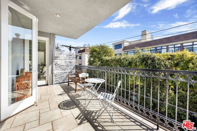 11952 Montana Avenue 303, Los Angeles, CA 90049