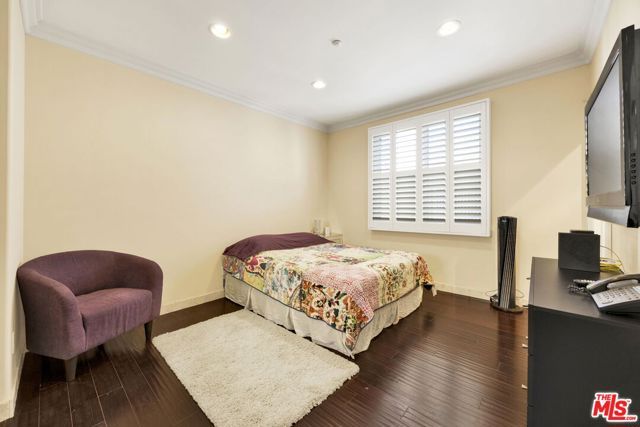 11952 Montana Avenue 303, Los Angeles, CA 90049