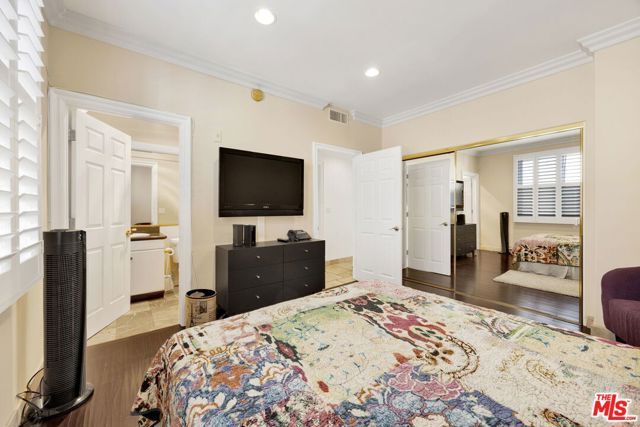 11952 Montana Avenue 303, Los Angeles, CA 90049