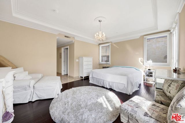 11952 Montana Avenue 303, Los Angeles, CA 90049