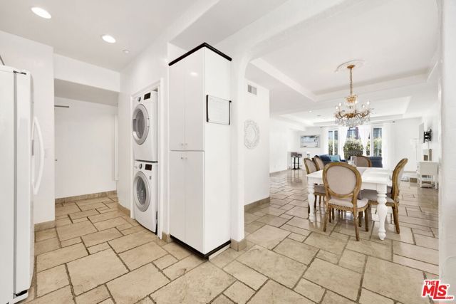 11952 Montana Avenue 303, Los Angeles, CA 90049