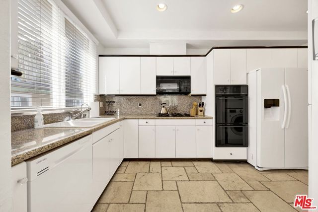 11952 Montana Avenue 303, Los Angeles, CA 90049