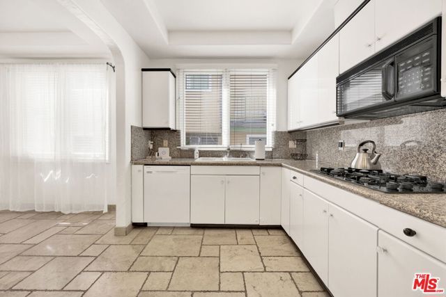 11952 Montana Avenue 303, Los Angeles, CA 90049