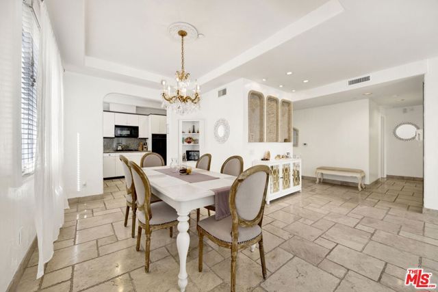 11952 Montana Avenue 303, Los Angeles, CA 90049