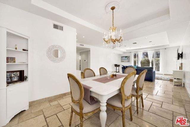 11952 Montana Avenue 303, Los Angeles, CA 90049
