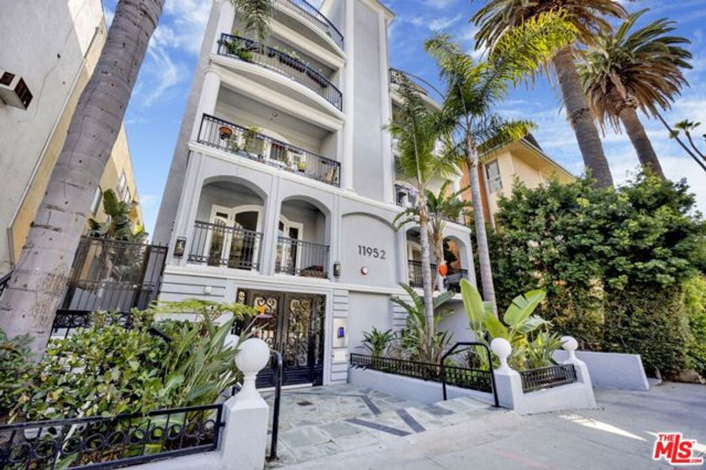 11952 Montana Avenue 303, Los Angeles, CA 90049