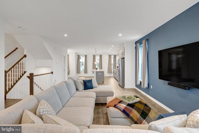 20941 BLUEBIRD SQ, Sterling, VA 20165