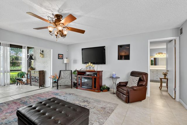 8310 Casa Del Lago 1a, Boca Raton, FL 33433
