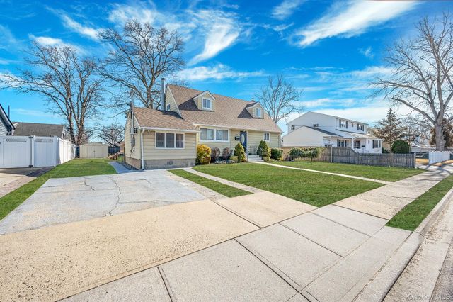 690 N Delaware Avenue, Lindenhurst, NY 11757