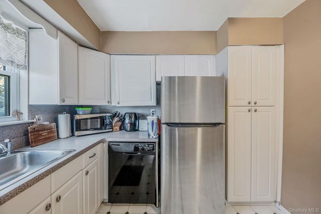 690 N Delaware Avenue, Lindenhurst, NY 11757