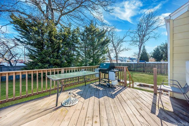 690 N Delaware Avenue, Lindenhurst, NY 11757