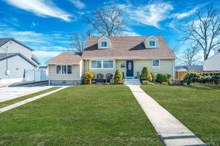 690 N Delaware Avenue, Lindenhurst, NY 11757