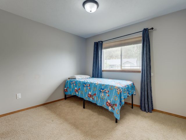 18105 E Crescent Dr, Greenacres, WA 99016
