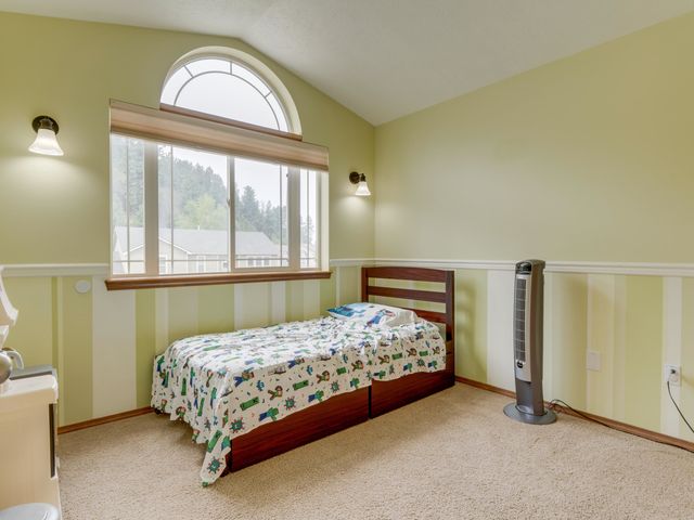 18105 E Crescent Dr, Greenacres, WA 99016