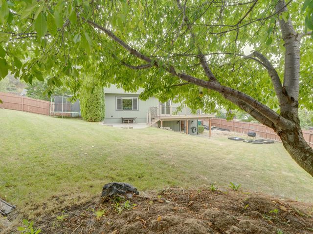 18105 E Crescent Dr, Greenacres, WA 99016
