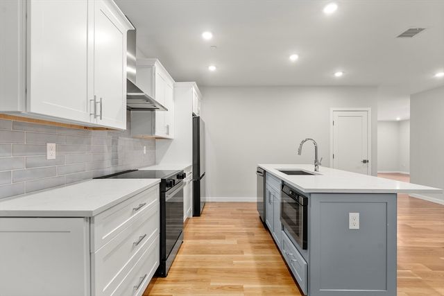 267 Old Colony 310, Boston, MA 02127