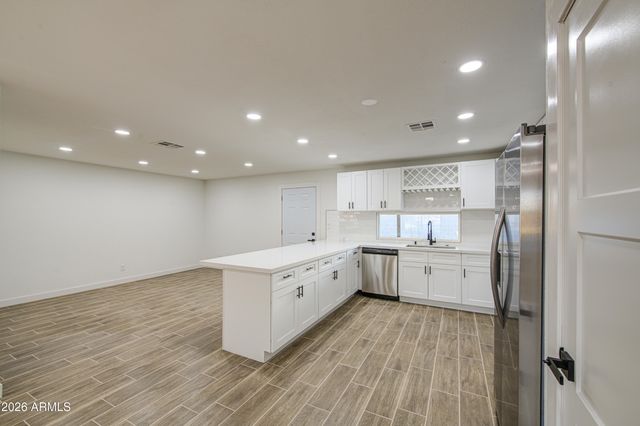 8002 N 42ND Avenue, Phoenix, AZ 85051