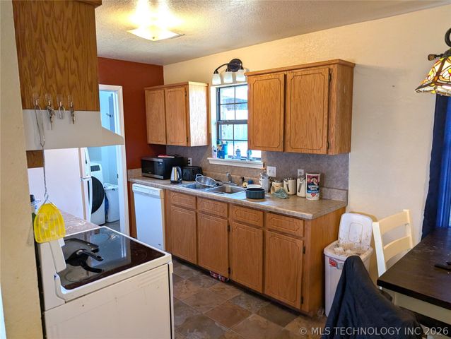 401 S Clover, Whitefield, OK 74472