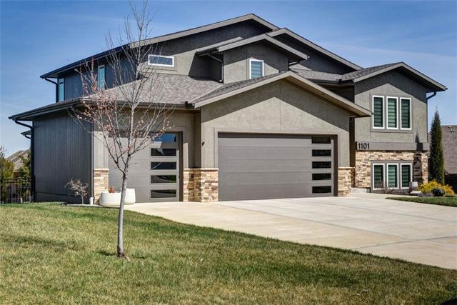 1101 SW Brookside Court, Lee's Summit, MO 64064