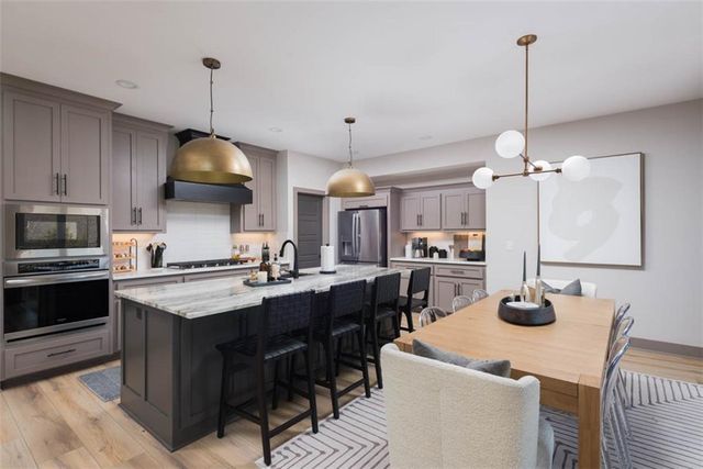 1101 SW Brookside Court, Lee's Summit, MO 64064