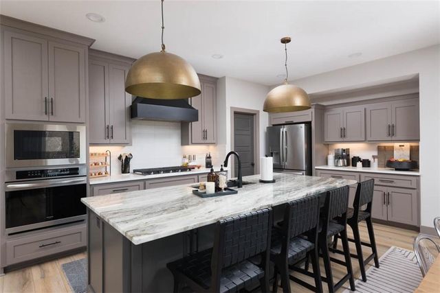 1101 SW Brookside Court, Lee's Summit, MO 64064