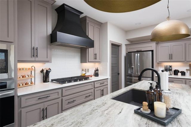 1101 SW Brookside Court, Lee's Summit, MO 64064