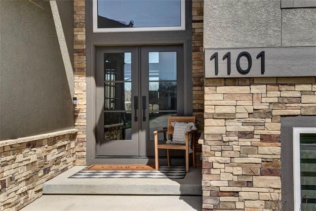 1101 SW Brookside Court, Lee's Summit, MO 64064