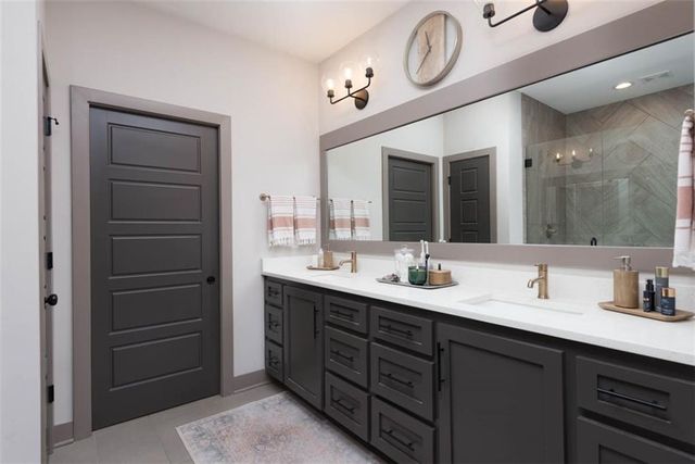 1101 SW Brookside Court, Lee's Summit, MO 64064