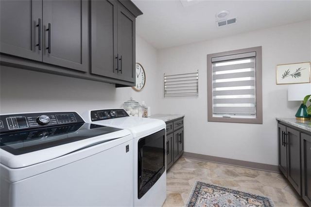 1101 SW Brookside Court, Lee's Summit, MO 64064