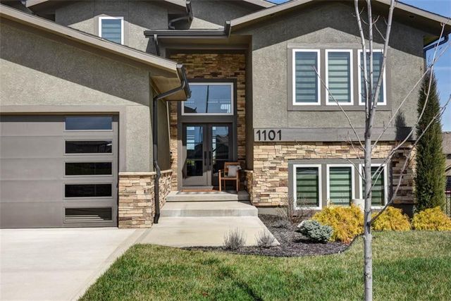 1101 SW Brookside Court, Lee's Summit, MO 64064