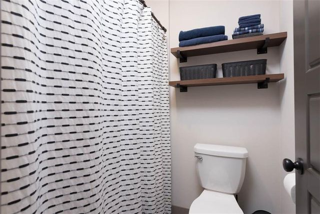 1101 SW Brookside Court, Lee's Summit, MO 64064