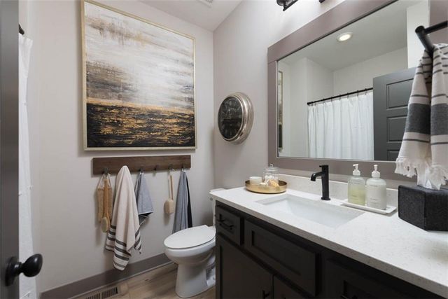 1101 SW Brookside Court, Lee's Summit, MO 64064