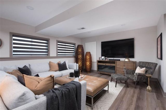 1101 SW Brookside Court, Lee's Summit, MO 64064