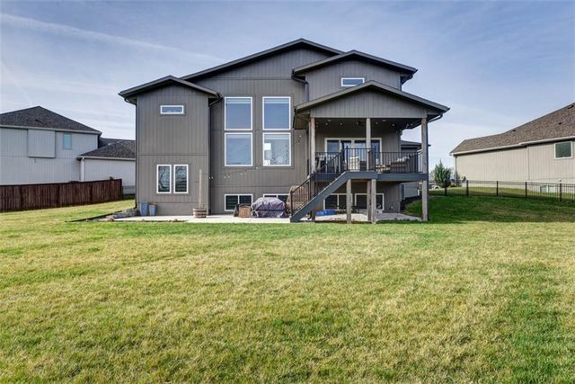 1101 SW Brookside Court, Lee's Summit, MO 64064