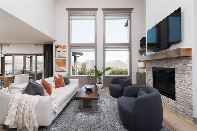 1101 SW Brookside Court, Lee's Summit, MO 64064