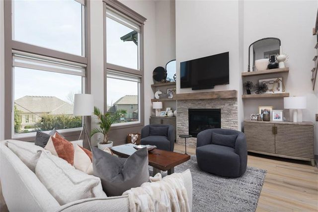 1101 SW Brookside Court, Lee's Summit, MO 64064