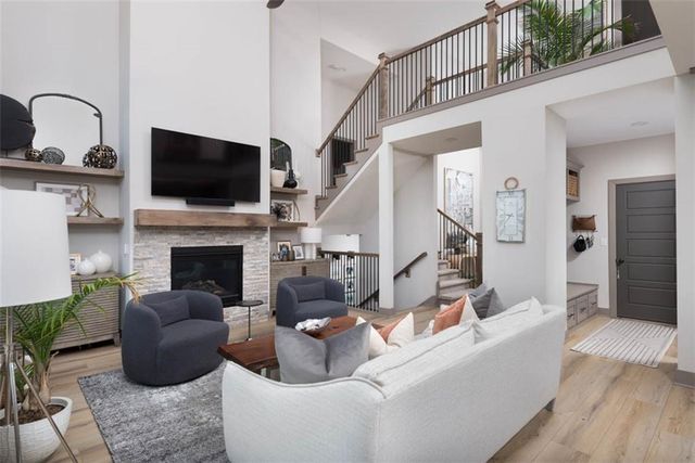 1101 SW Brookside Court, Lee's Summit, MO 64064