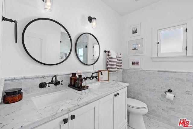 1117 S Manhattan Place, Los Angeles, CA 90019