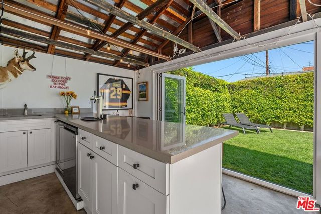 1117 S Manhattan Place, Los Angeles, CA 90019