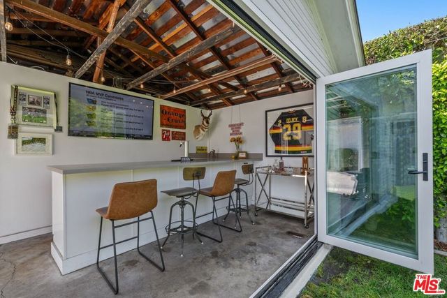 1117 S Manhattan Place, Los Angeles, CA 90019