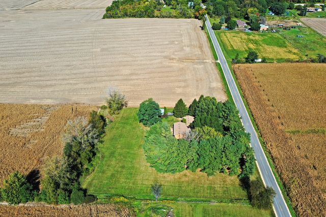 15758 County Line Road, Capron, IL 61012