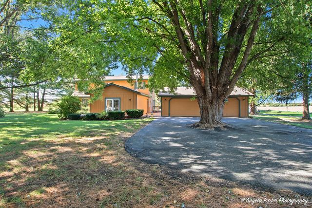 15758 County Line Road, Capron, IL 61012