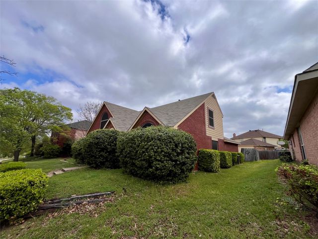231 N Waterford Oaks Drive, Cedar Hill, TX 75104