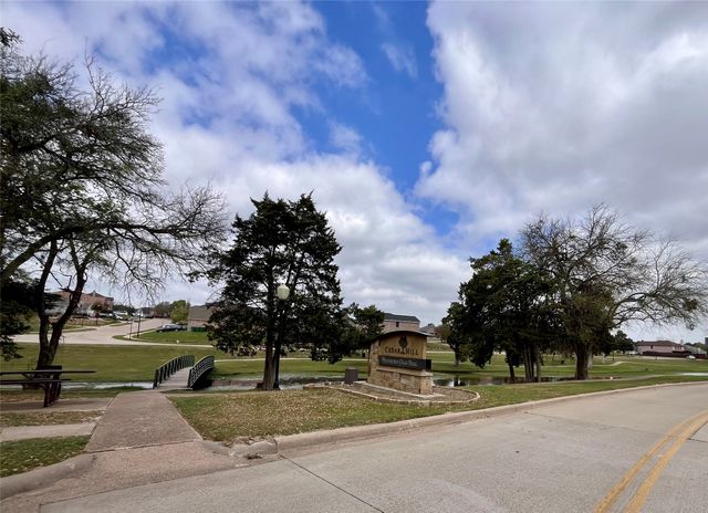 231 N Waterford Oaks Drive, Cedar Hill, TX 75104